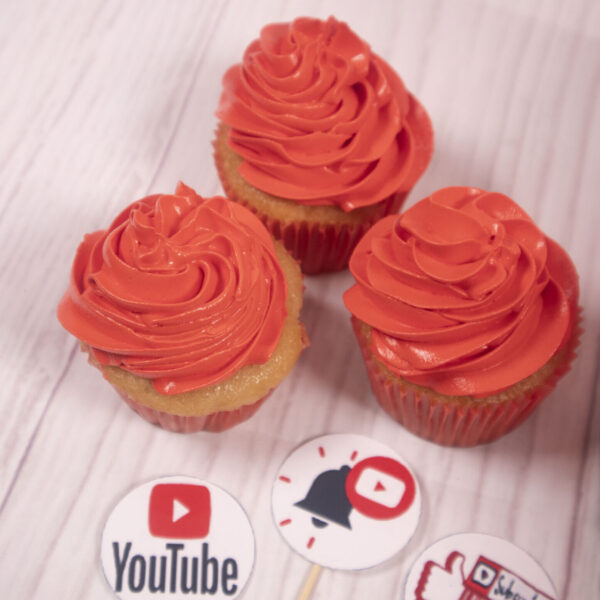 Cupcakes con glaseado rojo, cupcakes rojo, vainilla cupcakes, cupcakes con tooping rojo